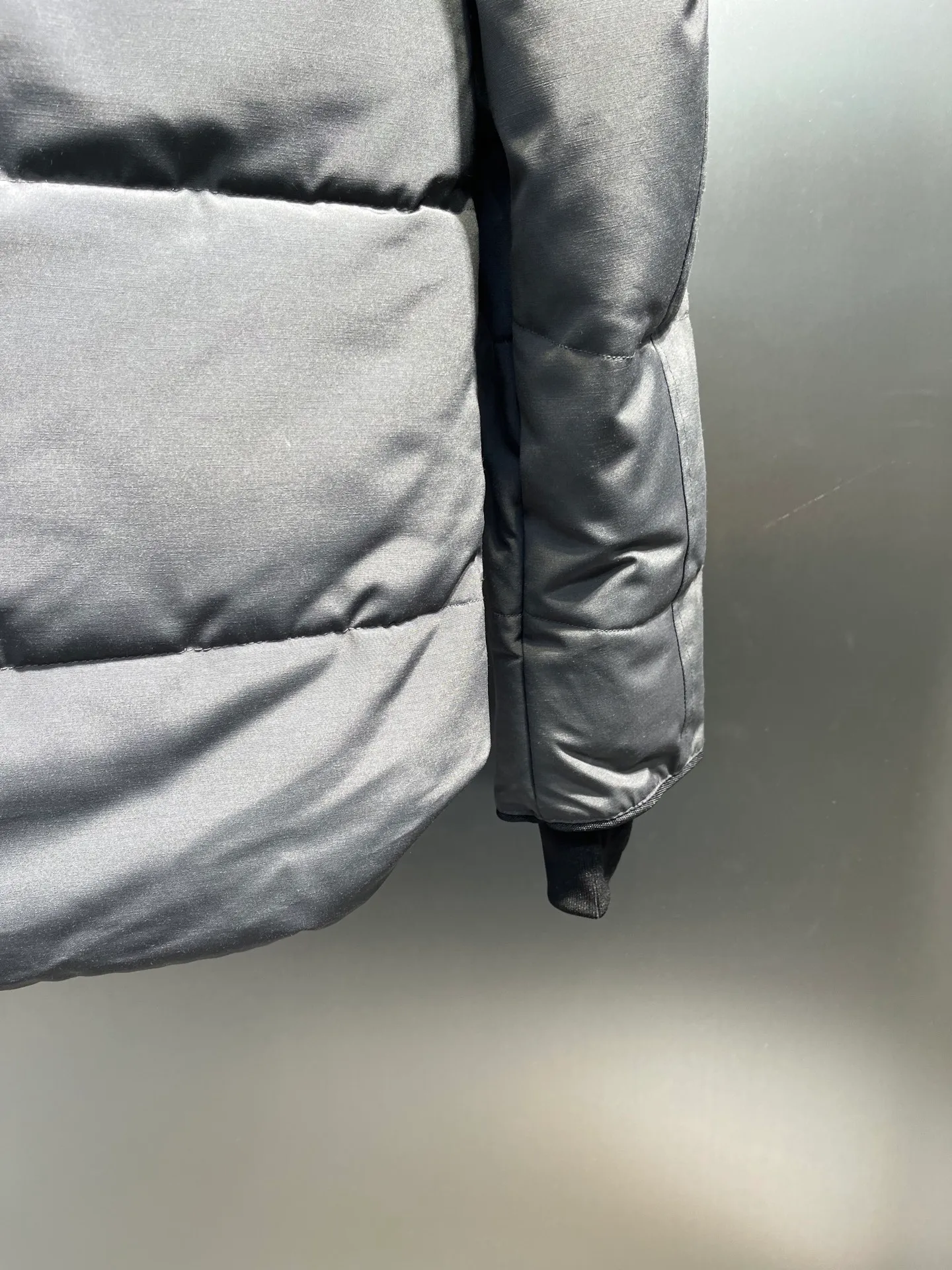P700 Goose 🌟17 styles of chest patch, same style for men and women, cold-resistant down jackets! The fur collar is detachable. The natural Siberian coyote fur collar has a delicate yet strong feel, which comes from the sense of life that comes from the erosion of wind and frost in nature. The market usually uses raccoon fur or fake fur instead, which is not even the slightest bit better! The collar part has cold-proof flannel, which is close to the head and neck, comfortable and warm! The fabric is made of high-density nano-level waterproof fabric, which is windproof and wear-resistant and has a certain thickness! The zipper is the official YKK brand! The waist has an elastic waistline design that can be adjusted according to yourself! There is also an anti-wind Velcro inside! Seamless threaded cuffs to avoid stiffening! In order to prevent cold wind from pouring in, a double closure design is adopted. On the premise of the traditional zipper fly, six Velcro fasteners are used for secondary closure, which brings better warmth retention effect. It retains the classic hooded design and uses super large luxurious wolf fur to protect against wind and cold. No matter how low the temperature is this winter, one piece is enough. I’ll give you the wind and temperature. Size: s-xxl